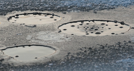 bolle-di-gas-metano-riemergono-dal-ghiaccio-di-un-lago-in-Alaska