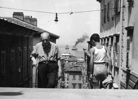 Umberto Saba mentre cammina per le strade della sua Trieste