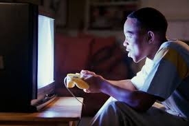 Adolescenza, allarme videogiochi e web